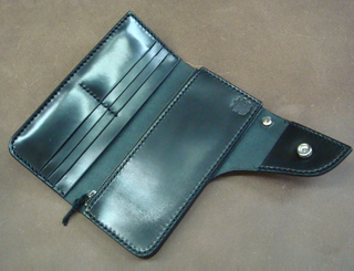店名 サドルや馬のサドルのような形をした刻まれた革の財布 - その他